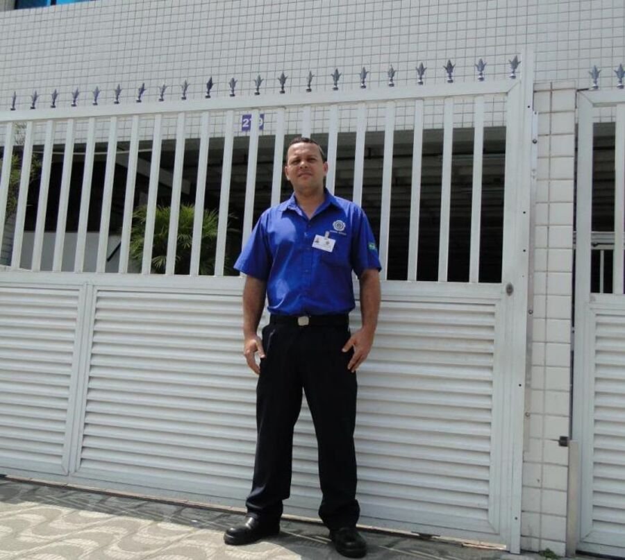 Profissional da Integra em posto de portaria